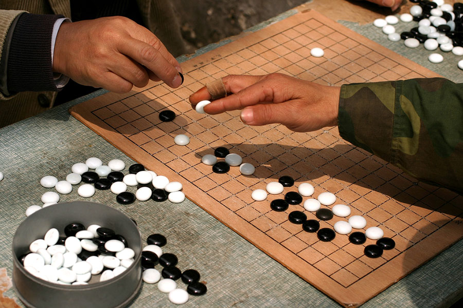 Bild: WeiQi (Kina), igo (Japan), baduk (Korea). Foto: Brian Jeffery Beggerly. Licens: CC BY 2.0, Wiki Commons